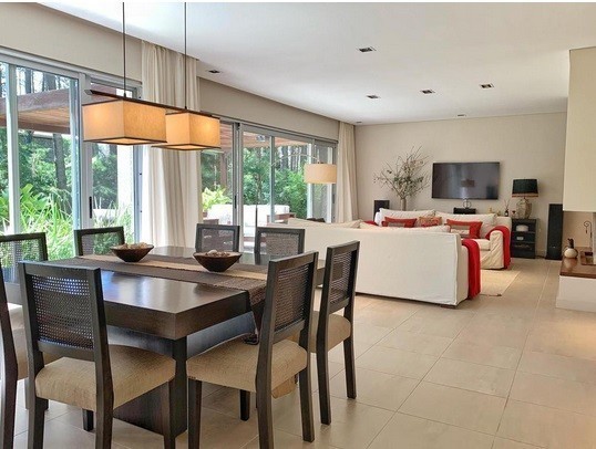 Excelente residencia en Barrio Privado en Laguna Blanca